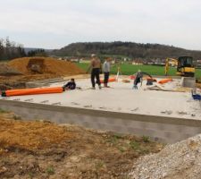 Décoffrage, mise en place du drainage et de la cuve de récupération des eaux pluviales