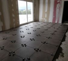 Pose du carrelage 60*60 dans le salon.