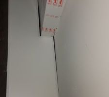 La planche qui recouvre l'arrivée des gaines au poed du tableau électrique. Soit le mur n'est pas droit, soit c'est la découpe. Je ne sais dire