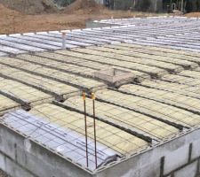 Pose des derniers hourdis isolants et ferraillage avant coulage de la dalle. Le chantier a pris un peu de retard suite à une commande initiale insuffisante de hourdis ...