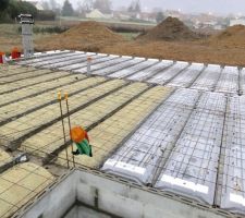 Pose des derniers hourdis isolants et ferraillage avant coulage de la dalle. Le chantier a pris un peu de retard suite à une commande initiale insuffisante de hourdis ...