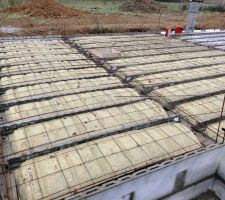 Pose des derniers hourdis isolants et ferraillage avant coulage de la dalle. Le chantier a pris un peu de retard suite à une commande initiale insuffisante de hourdis ...