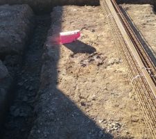 Fondations creusées ! Le parpaing bombé en rose protége le forage