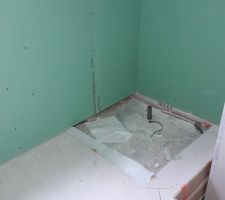 Réservation dans la chape pour la douche à l'italienne mal positionnée