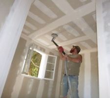 Début du ponçage des joints de platre du plafond, avec la girafe qui pesait une tonne...