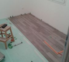 Ensuite, pose de la sous-couche isolante, puis des lattes du parquet...