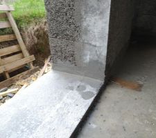 Liaisons basse entre seuil et maçonnerie fait avec un mortier hydrofugé.