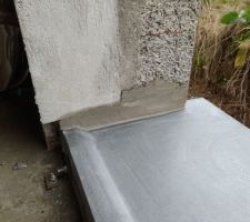 Liaisons basse entre seuil et maçonnerie fait avec un mortier hydrofugé.