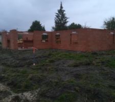 La maison prend forme au bout d'une semaine de travaux pour les maçons