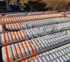 Mise en place du plancher chauffant dans la dalle de compression