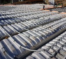 Mise en place du plancher chauffant dans la dalle de compression