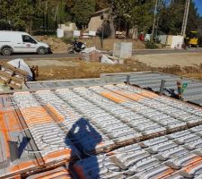 Mise en place du plancher chauffant dans la dalle de compression