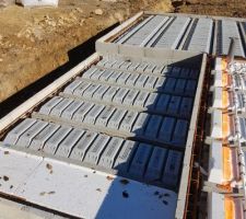 Mise en place du plancher chauffant dans la dalle de compression