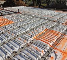Mise en place du plancher chauffant dans la dalle de compression
