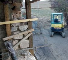 On remonte les jambages en pierre évidemment !