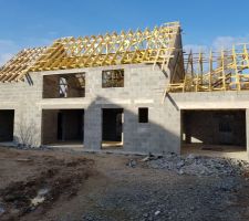 Finalisation de la charpente : débord de toit visible