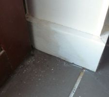 APRÈS 6 ans les plinthes autour des baies vitrées prennent toujours l'humidité et pourrissent les unes apres les autres ... ça commence à gagner le mur au dessus pour certaines d'entre elles