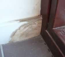 APRÈS 6 ans les plinthes autour des baies vitrées prennent toujours l'humidité et pourrissent les unes apres les autres ... ça commence à gagner le mur au dessus pour certaines d'entre elles