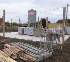Dalle coulée !! Les préparatifs pour l'élévation des murs commencent !!