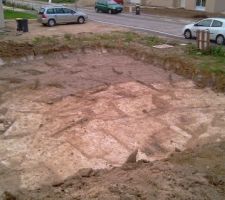Par contre entre les deux voitures, une voie d'accès chantier aurait dû être installée pour protéger la voirie !