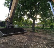 Une pelle de 5 tonnes impressionne un peu au début, et finalement, avec un peu d'entrainement ça le fait !