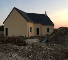 5 bennes a vider. Dont un part non négligeable de gens sympa venus se débarrasser de leurs gravats sur un chantier qui leur semblaient à l'abandon...