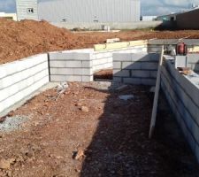 Nous sommes le 19 janvier et les employés de BEF Construction,étaient sur le chantier,erigeant le vide sanitaire de 80 centimètres