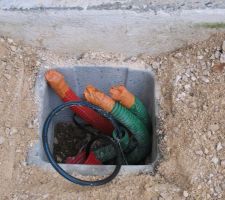 Passage du câble électrique pour alimenter le cabanon