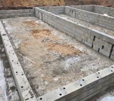 3 rangs de parpaings pour la terrasse