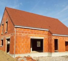 Gros ?uvre termin&eacute;.
Pose des seuils des portes et fen&ecirc;tres fait.