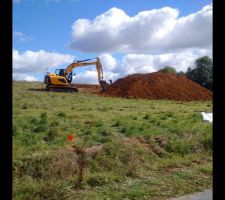 Sa y est nous y sommes. Alors nous avons un petit peu de mal &agrave; nous projeter et voir Comment la maison va pouvoir &ecirc;tre mise sur le terrain. Il faut encore patienter un petit peu pour que cela se concr&eacute;tise. Quelle joie de voir les premiers coup de pelles. &Ccedil; est le d&eacute;but d'un enfant belle aventure. Enfin nous l'esp&eacute;rons.