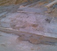 Et voilà ! L'accès provisoire de chantier n'est toujours pas fait et les dégâts commencent, ils ont dégueulassé le trottoir. Le CDT est informé et doit faire nettoyer cela, et oui du béton a coulé, il passe aujourd'hui sur le terrain. Nous devons restituer la voirie propre en fin de chantier, nous avons dû verser une caution de 1000? au lotisseur !