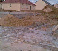Et voilà ! L'accès provisoire de chantier n'est toujours pas fait et les dégâts commencent, ils ont dégueulassé le trottoir. Le CDT est informé et doit faire nettoyer cela, et oui du béton a coulé, il passe aujourd'hui sur le terrain. Nous devons restituer la voirie propre en fin de chantier, nous avons dû verser une caution de 1000? au lotisseur !
