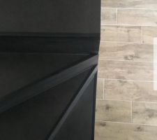 Escalier avec carrelage noir - Idée déco d'un Kazami