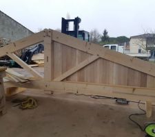 La charpente commence à prendre forme en atelier