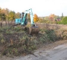 Premiers coups de pelleteuse!
Le terrassement commence.
