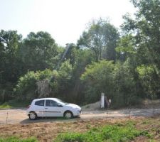 Le terrain cot&eacute; rue... enfin chemin menant dans les bois.