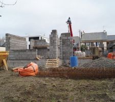 Arrière de la maison, vue depuis le jardin sur la baie de 4 mètres donnant sur le séjour et la cuisine sur la gauche