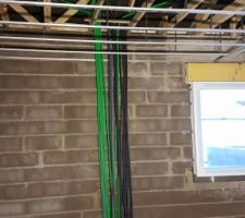On r&eacute;alise la structure m&eacute;tal du plafond et l'elec en attendant que l'&eacute;tanch&eacute;it&eacute; ext&eacute;rieure soit r&eacute;alis&eacute;e.