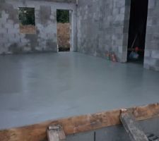 21/11/2018 : coulage de la dalle talochée du garage 
