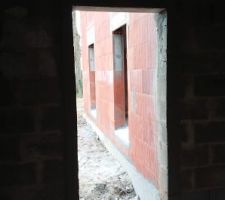 Le linteau trop bas est remonté alors qu'il devait rester avec ces dimensions. Total il va manquer 11 cm et la porte arrive demain :(