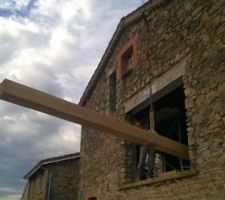 Ouvertures prêtes, des poutres apparentes en intérieur rentrent dans le bâtiment par un grand téléscopique qui peut lever 3T500 !