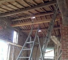 Ouvertures prêtes, des poutres apparentes en intérieur rentrent dans le bâtiment par un grand téléscopique qui peut lever 3T500 !