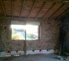 Ouvertures prêtes, ce mur sera isolé par l'intérieur donc bouché à la chaux au préalable.