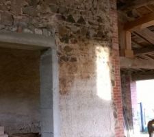 Ce mur sera en pierres apparentes, le pisé en partie inférieure sera crépis par la suite.