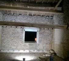 Poutres apparentes posées ! Ce mur sera rejointé. Là il a juste reçu une 1/2 journée de karcher pour bien creuser les joints.