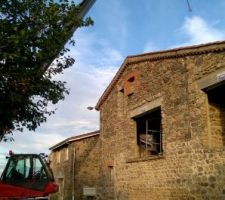 Ouvertures prêtes, des poutres apparentes en intérieur rentrent dans le bâtiment par ce grand téléscopique qui peut lever 3T500 !