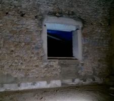 Poutres apparentes posées ! Ce mur sera rejointé. Là il a juste reçu une 1/2 journée de karcher pour bien creuser les joints.