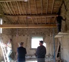 Ouvertures prêtes, des poutres apparentes en intérieur rentrent dans le bâtiment par un grand téléscopique qui peut lever 3T500 !