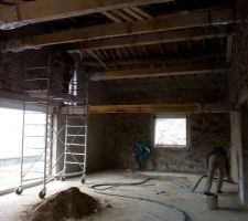 Vue d'ensemble. Les murs en cours de rebouchage !